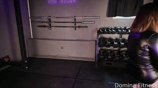 Son soumis fait le tour du gym avec les couilles attachees