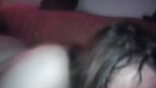 Deutscher Amateur gibt einen Blowjob und findet ihren Partner mit Fingern