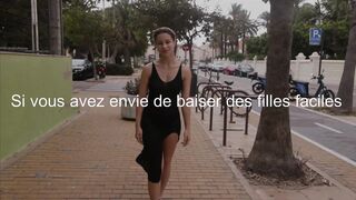 Cassandra se promene nue dans les rues de son village