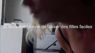 Une MILF salope une pipe a un travailleur noir contre paiement