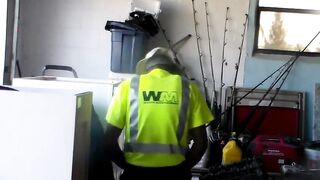 Une MILF salope une pipe a un travailleur noir contre paiement