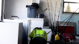 Une MILF salope une pipe a un travailleur noir contre paiement