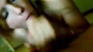 Amatör svenskt par tycker om stor kuk och ansiktsbehandling