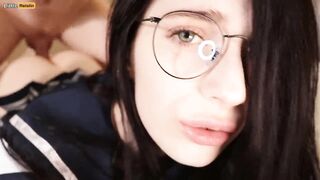 Cette jeune fille en mini jupe aime t elle le sexe brutal