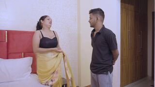 Dudhwala aaya aunty se paise Lene darvaja khula tha to sidhe room per a Gaya aur aunty ke sath sex karne laga