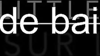 Petite pute francaise en blowbang dans les toilettes publiques