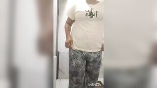 Meri wife ne mujhe watroom me video bana kar bheji