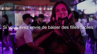 Une exhibe montre ses seins et provoque tout le monde dans un bar