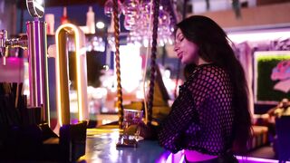 Une exhibe montre ses seins et provoque tout le monde dans un bar