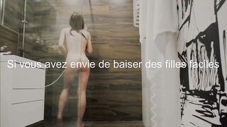 Il a convaincu sa magnifique petite amie de faire du sexe dans le cul sous la douche