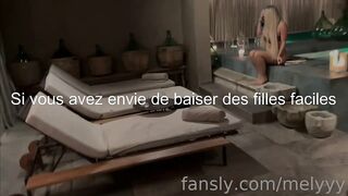 La blonde ne peut s'empecher de faire une gorge profonde