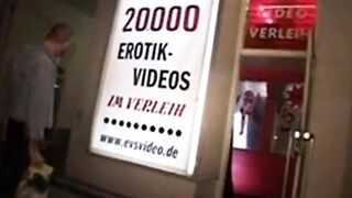 Reife Deutsche Frau hat Gangbang im Kino