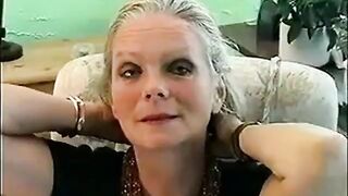 Blonde danske modne klæder ud af strømper