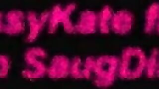 Deutsche MILF -Fahrten montiert Dildo