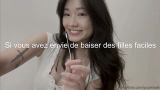 Une fille orientale prete a montrer ses seins pour vous exciter