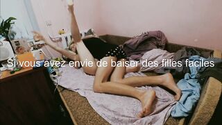 Couple ayant des relations sexuelles sur le canape