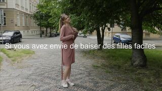 Diana veut s'aventurer pour montrer sa chatte dans la rue