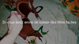 Petite amie en chaleur satisfaite avec la bite en capote et un godemichet