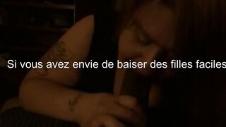 Sa grosse femme lui suce la bite pendant qu'il regarde la tele