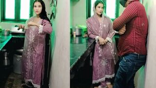 Eid ke din sebai dene ke bahane chachi ko pel diya