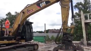 Magersüchtiger deutscher Amateur auf einem Bulldozer gefickt
