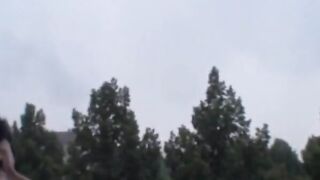 Deutsche masturbiert Outdoor im Regen