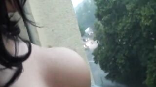 Deutsche masturbiert Outdoor im Regen