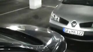 Deutsch Blondine Steffi saugt Schwanz auf einem öffentlichen Parkplatz