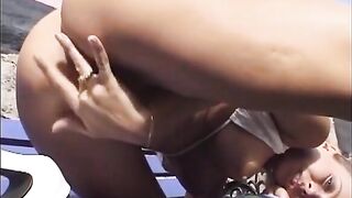 Svenska Milf Eva onanerar solo i trädgården