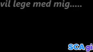 Dansk amatør spiller med dildo