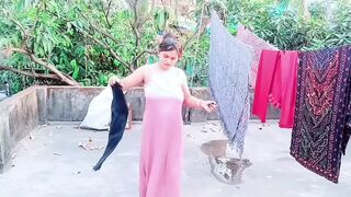 Sister-in-law put color while bathing, enter the bathroom