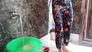 College girl ka bathroom MMS video viral