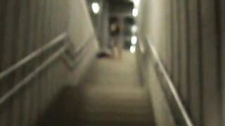 Deutsche Amateurin blinkt und pinkelt in einem Bahnhof