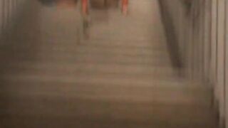 Deutsche Amateurin blinkt und pinkelt in einem Bahnhof