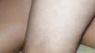 Die arabische Frau mit großem Arsch hat einen Orgasmus-Doggy-Stil mit deuts