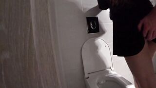 Öffentlicher Blowjob in einem Einkaufszentrum - Amateur Deutsches College -