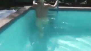 Deutscher Amateur-Paar hat Spaß am Pool