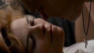 Suomalainen julkkis Irina Bjorklund Softcore Bedroom Scene -kuvassa