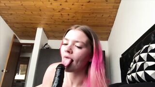 Thick White Girl Gives Epic Throatjob on Webcam