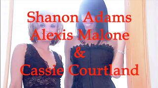 Threesome lesbian action with double dildo