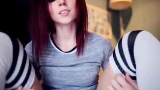 Redhead's OhMyBod Toy Orgasm on Webcam