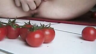 Deutsche Amateurin stopft Gemüse in sich hinein