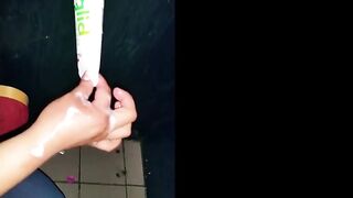 Svensk hustrus härlighetshål handjob