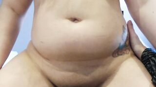 Große, schöne deutsche Frau mit natürlichen Kurven reitet einen Schwanz