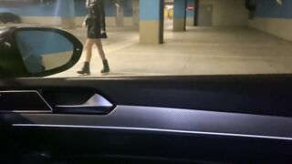 Deutsche Blondine mit großen Titten reitet mich in meinem Auto gegen Bargel