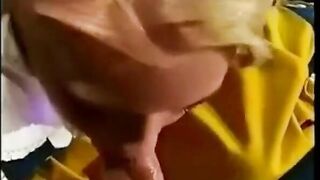 Blond svensk flicka får en ansiktsbehandling