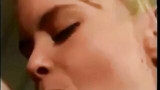 Blond svensk flicka får en ansiktsbehandling