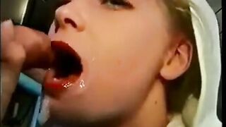 Blond svensk flicka får en ansiktsbehandling