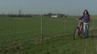 Den danske pige Briana glæder sig med et sexlegetøj