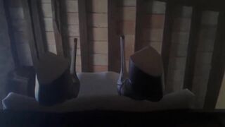 Die gefesselte deutsche Amateurin Laura wird auf den Fersen hart gefickt